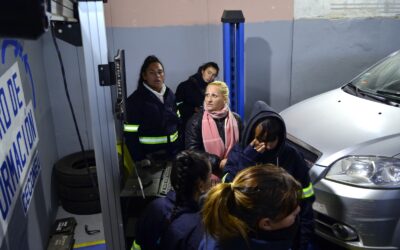 20 mujeres se están capacitando en Gomería y Balanceo en CECONEU